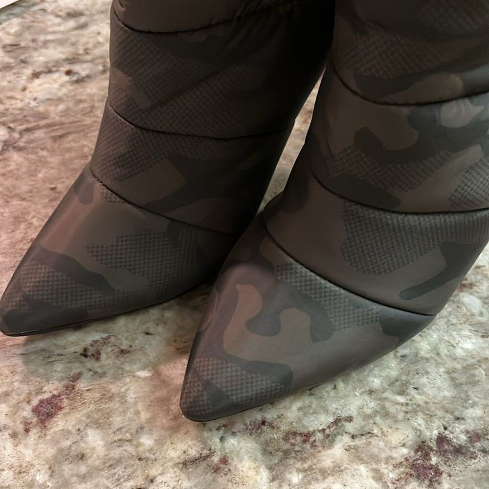 Steve Madden $150 Cloak Camo Print Puffer Drawstring Stiletto Booties Size 6M - Picture 3 of 6